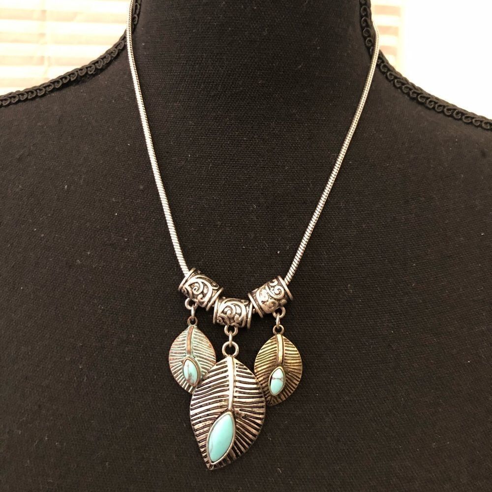 Silver Tone Necklace w/Turquoise